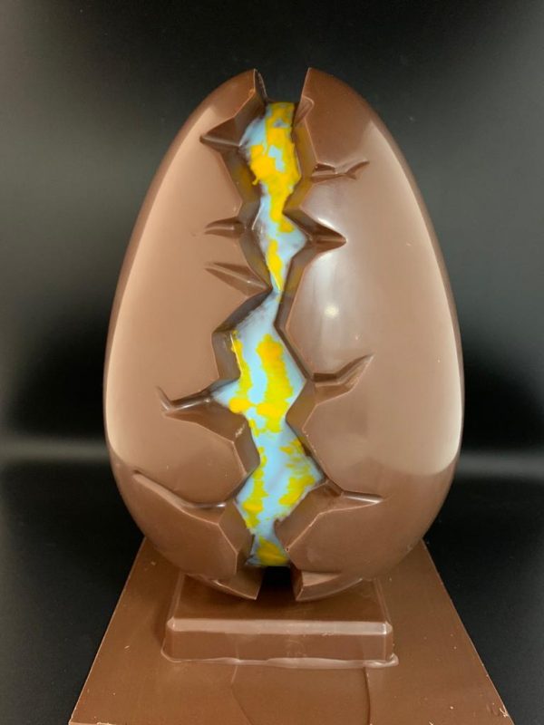 Œuf craquelé en chocolat noir ou lait vendu uniquement en boutique