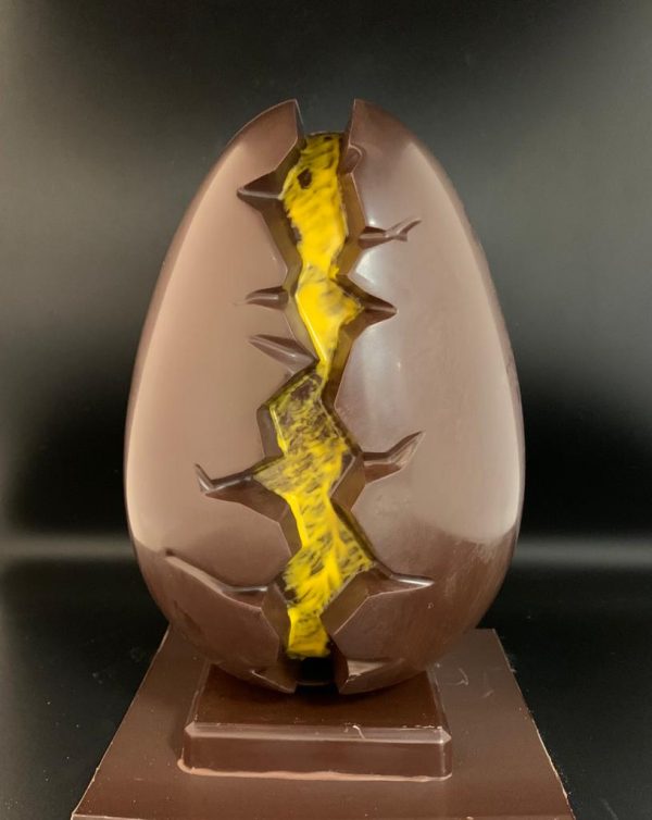 Œuf craquelé en chocolat noir ou lait vendu uniquement en boutique