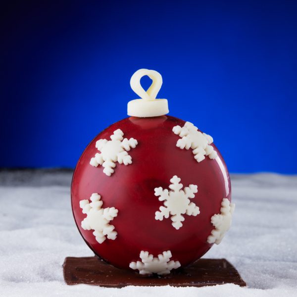 Boule de noel en chocolat noir vendu à la chocolaterie alexis monod