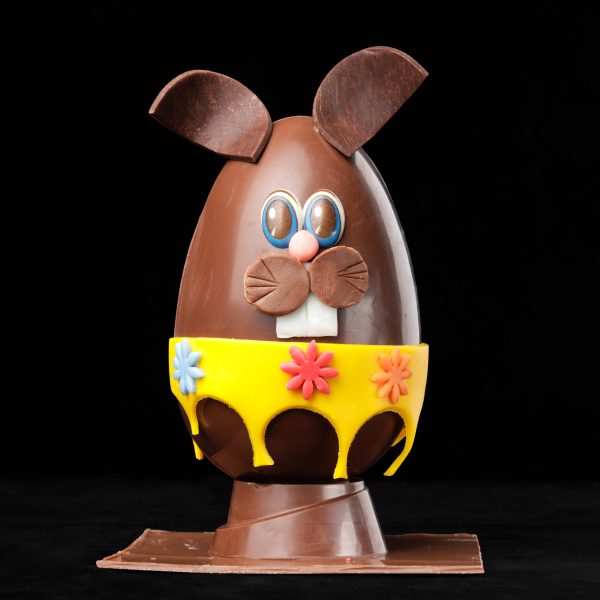 Lapin en jupe garni en chocolat noir