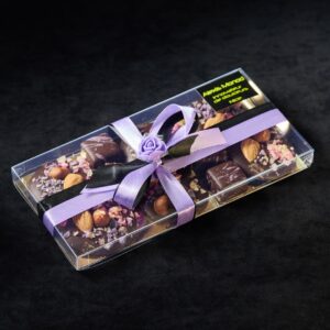 Mendiants chocolat noir : Amandes Noisettes  Fleurs de Rose et Violette cristallisées et ses Chocolats à la Rose et à Violette