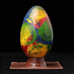 L'Œuf "Tableau abstrait" chocolat noir garni en chocolat noir taille 14cm
