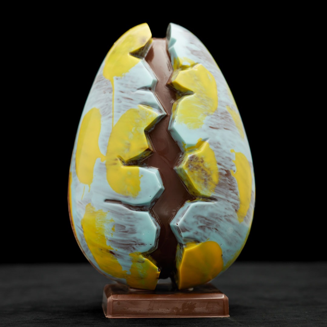 Œuf craquelé en chocolat noir ou lait vendu uniquement dans les Alpes-Maritimes (sauf arrière pays)