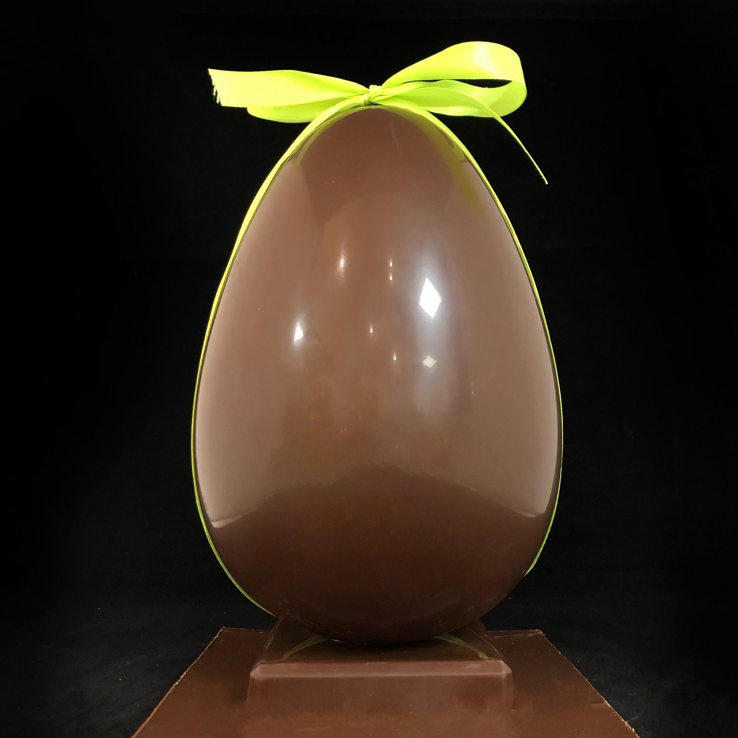 Oeuf en chocolat classique noir ou lait vendu uniquement dans les Alpes-Maritimes (sauf arrière pays)