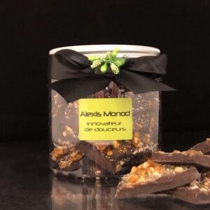 Boîte de chocolat concassé noir aux éclats de nougatine