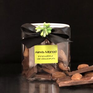 Boîte de chocolat concassé lait aux amandes entières torréfiées