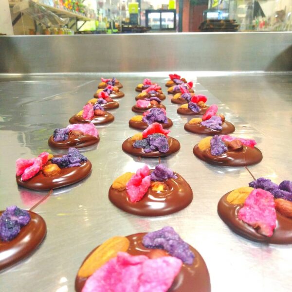 Mendiants chocolat noir : Amandes Noisettes  Fleurs de Rose et Violette cristallisées et ses Chocolats à la Rose et à Violette – Image 2