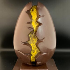 Œuf craquelé en chocolat noir ou lait vendu uniquement en boutique