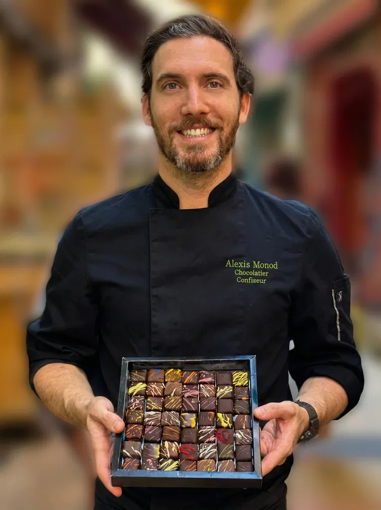 Alexis qui présente des chocolats à Nice